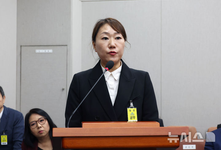 [서울=뉴시스] 고승민 기자 = 김영선 전 의원의 회계 책임자이자 김건희 여사의 공천개입 의혹을 제기한 강혜경 씨가 1일 서울 여의도 국회에서 열린 운영위원회의 대통령비서실, 국가안보실, 대통령경호처 국정감사에서 의원 질의에 답하고 있다. 2024.11.01. kkssmm99@newsis.com
