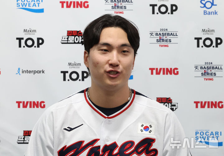 [서울=뉴시스] 김금보 기자 = 정해영 2024 WBSC 프리미어12 한국 야구대표팀이 1일 서울 구로구 고척스카이돔에서 쿠바와의 1차 평가전에 앞서 인터뷰를 하고 있다. 2024.11.01. kgb@newsis.com