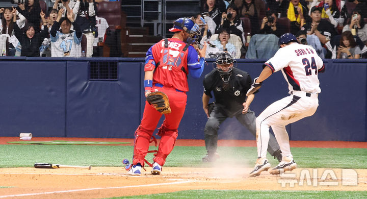 [서울=뉴시스] 김금보 기자 = 1일 서울 구로구 고척스카이돔에서 열린 2024 WBSC 프리미어12 한국 야구대표팀과 쿠바의 1차 평가전, 2회말 2사 2루 한국 이주형 내야 땅볼 때 2루주자 송성문이 포수 포구실패를 틈타 득점하고 있다. 2024.11.01. kgb@newsis.com