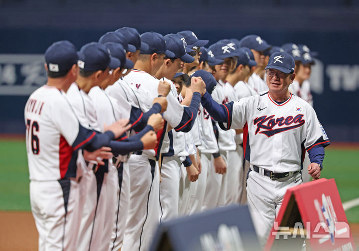 [서울=뉴시스] 김금보 기자 = 1일 서울 구로구 고척스카이돔에서 열린 2024 WBSC 프리미어12 한국 야구대표팀과 쿠바의 1차 평가전 시작 전 류중일 한국 감독이 선수들과 하이파이브 하고 있다. 2024.11.01. kgb@newsis.com