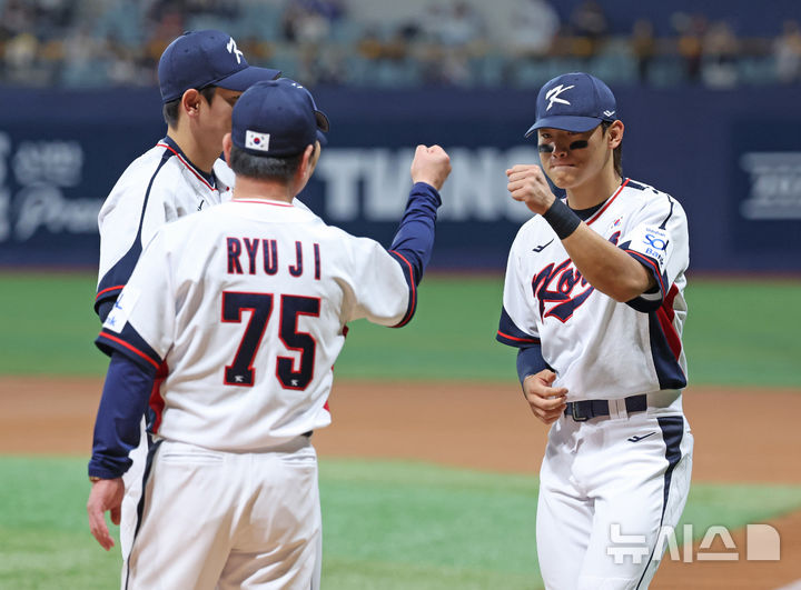 [서울=뉴시스] 김금보 기자 = 1일 서울 구로구 고척스카이돔에서 열린 2024 WBSC 프리미어12 한국 야구대표팀과 쿠바의 1차 평가전 시작 전 류중일 한국 감독이 김도영과 하이파이브 하고 있다. 2024.11.01. kgb@newsis.com