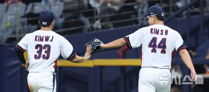 [서울=뉴시스] 김금보 기자 = 1일 서울 구로구 고척스카이돔에서 열린 2024 WBSC 프리미어12 한국 야구대표팀과 쿠바의 1차 평가전, 6회초 2사 주자없는 상황 쿠바 아루에바루에나 땅볼 때 한국 김서현이 3루수 김휘집 호수비에 기뻐하고 있다. 2024.11.01. kgb@newsis.com