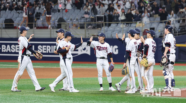 [서울=뉴시스] 김금보 기자 = 1일 서울 구로구 고척스카이돔에서 열린 2024 WBSC 프리미어12 한국 야구대표팀과 쿠바의 1차 평가전, 2-0으로 승리한 한국 선수들이 자축하고 있다. 2024.11.01. kgb@newsis.com