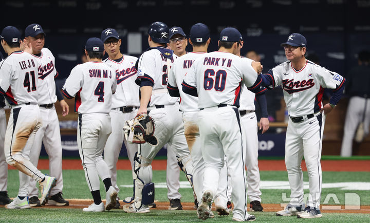 [서울=뉴시스] 김금보 기자 = 1일 서울 구로구 고척스카이돔에서 열린 2024 WBSC 프리미어12 한국 야구대표팀과 쿠바의 1차 평가전, 2-0으로 승리한 한국 류중일 감독이 선수들과 자축하고 있다. 2024.11.01. kgb@newsis.com