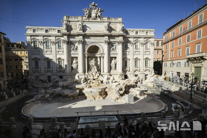 [로마=AP/뉴시스] 7일 AP통신에 따르면 지난달 유지관리 공사에 들어가 장벽으로 둘러싸인 로마 트레비 분수 앞에 최근 직사각형 모양의 임시 플라스틱 수조가 등장했다. 