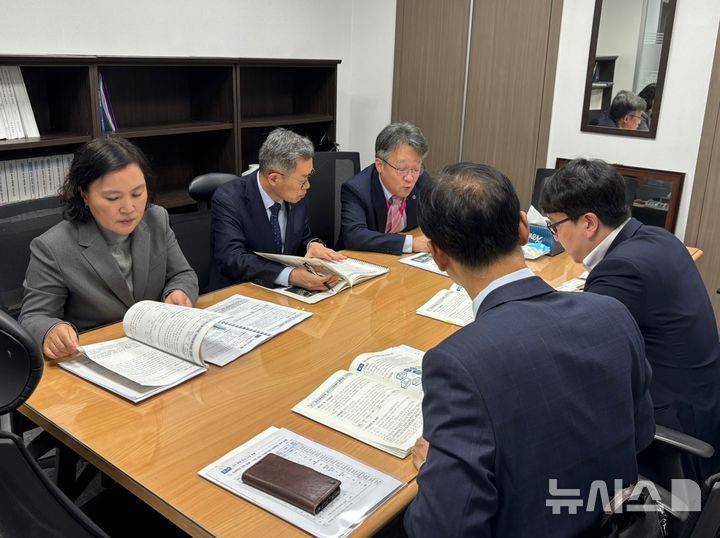 [서울=뉴시스] 경남도 김기영(왼쪽서 두번째) 기획조정실장이 지난 1일 부·울·경(부산·울산·경남) 3개 시·도 기획조정실장과 합동으로 국회 예산결산특별위원회 소속 국민의힘 서일준(경남 거제) 의원실을 방문해 부·울·경 공동협력사업과 경남도 주요 현안사업에 대한 국비 반영을 건의하고 있다. 진=경남도 제공) 2024.11.01. photo@newsis.com