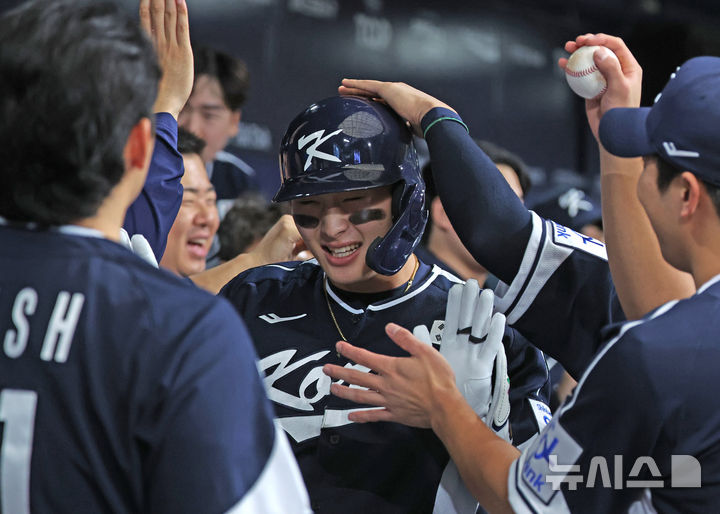 [서울=뉴시스] 김금보 기자 = 2일 서울 구로구 고척스카이돔에서 열린 2024 WBSC 프리미어12 한국 야구대표팀과 쿠바의 2차 평가전, 2회초 무사 주자없는 상황 한국 윤동희가 솔로홈런을 치고 축하받고 있다. 2024.11.02. kgb@newsis.com