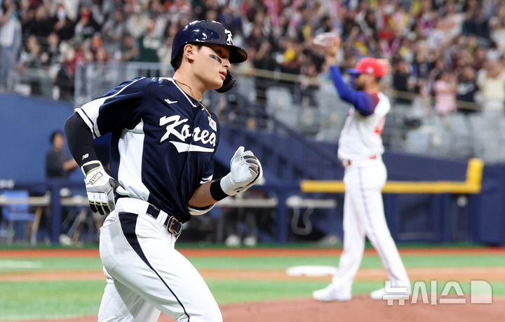 [서울=뉴시스] 김금보 기자 = 2일 서울 구로구 고척스카이돔에서 열린 2024 WBSC 프리미어12 한국 야구대표팀과 쿠바의 2차 평가전, 2회초 무사 주자없는 상황 한국 윤동희가 솔로홈런을 치고 베이스를 돌고 있다. 2024.11.02. kgb@newsis.com