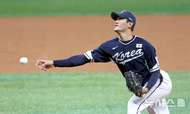 [서울=뉴시스] 김금보 기자 = 2일 서울 구로구 고척스카이돔에서 열린 2024 WBSC 프리미어12 한국 야구대표팀과 쿠바의 2차 평가전, 3회말 한국 고영표가 역투하고 있다. 2024.11.02. kgb@newsis.com