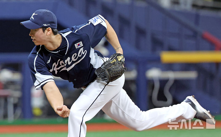 [서울=뉴시스] 김금보 기자 = 2일 서울 구로구 고척스카이돔에서 열린 2024 WBSC 프리미어12 한국 야구대표팀과 쿠바의 2차 평가전, 5회말 한국 엄상백이 역투하고 있다. 2024.11.02. kgb@newsis.com