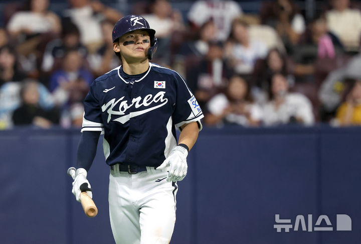 [서울=뉴시스] 김금보 기자 = 2일 서울 구로구 고척스카이돔에서 열린 2024 WBSC 프리미어12 한국 야구대표팀과 쿠바의 2차 평가전, 4회초 1사 2루 한국 김도영이 삼진을 당하고 아쉬워하며 타석에서 내려오고 있다. 2024.11.02. kgb@newsis.com