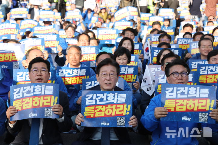 [서울=뉴시스] 홍효식 기자 = 이재명 더불어민주당 대표 등이 2일 서울역 인근에서 김건희-윤석열 국정농단 규탄 및 특검 촉구 집회에서 구호를 외치고 있다. 2024.11.02. yesphoto@newsis.com