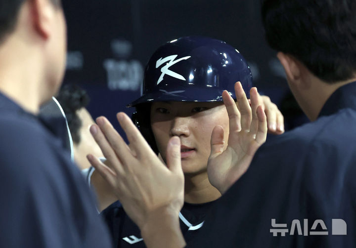 [서울=뉴시스] 김금보 기자 = 2일 서울 구로구 고척스카이돔에서 열린 2024 WBSC 프리미어12 한국 야구대표팀과 쿠바의 2차 평가전, 8회초 1사 1,2루 한국 최원준 2타점 적시타 때 2루주자 김주원이 득점하고 기뻐하고 있다. 2024.11.02. kgb@newsis.com