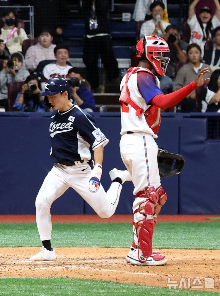 [서울=뉴시스] 김금보 기자 = 2일 서울 구로구 고척스카이돔에서 열린 2024 WBSC 프리미어12 한국 야구대표팀과 쿠바의 2차 평가전, 8회초 1사 1,2루 한국 최원준 2타점 적시타 때 1루주자 신민재가 득점하고 기뻐하고 있다. 2024.11.02. kgb@newsis.com