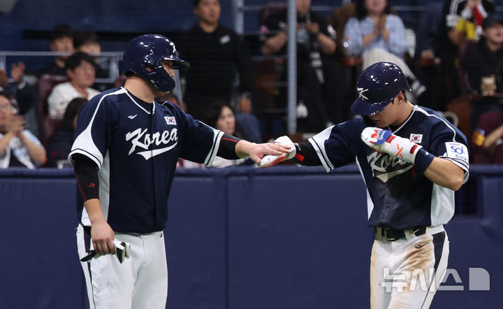 [서울=뉴시스] 김금보 기자 = 2일 서울 구로구 고척스카이돔에서 열린 2024 WBSC 프리미어12 한국 야구대표팀과 쿠바의 2차 평가전, 8회초 1사 만루 한국 신민재 2타점 적시타 때 2루주자 이주형이 득점한 뒤 기뻐하고 있다. 2024.11.02. kgb@newsis.com