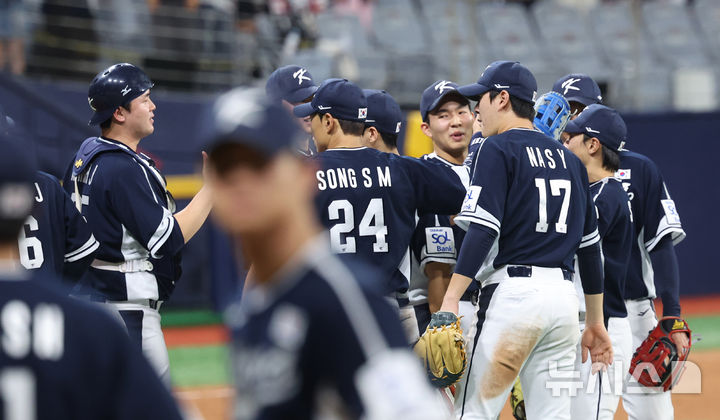 [서울=뉴시스] 김금보 기자 = 2일 서울 구로구 고척스카이돔에서 열린 2024 WBSC 프리미어12 한국 야구대표팀과 쿠바의 2차 평가전, 13-3으로 승리한 한국 선수들이 자축하고 있다. 2024.11.02. kgb@newsis.com