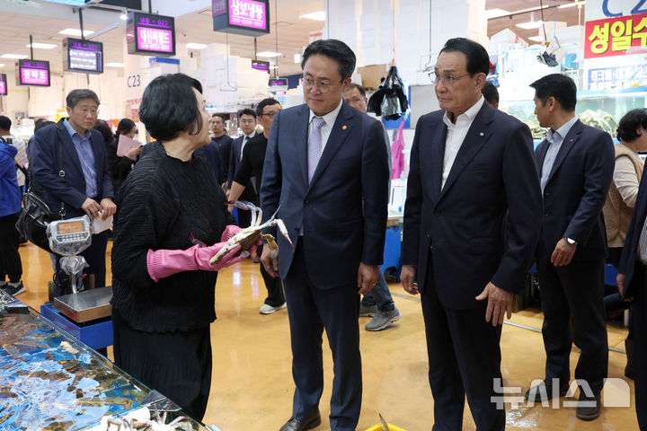 [서울=뉴시스] 김선웅 기자 = 강도형 해양수산부 장관과 노동진 수산업협동조합중앙회(수협) 회장이 2일 서울 동작구 노량진수산시장에서 수산대축제 참석 전 수산시장을 점검하며 상인들과 대화를 나누고 있다. 2024.11.02. mangusta@newsis.com