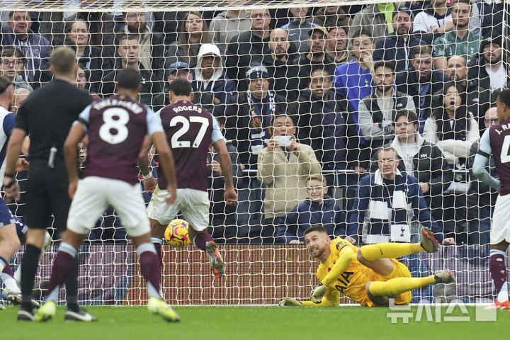 Aston Villa's Morgan Rogers, centre, scores the opening goal during the English Premier League soccer match between Tottenham Hotspur and Aston Villa at the Tottenham Hotspur Stadium in London, Sunday, Nov. 3, 2024. (AP Photo/Kirsty Wigglesworth)