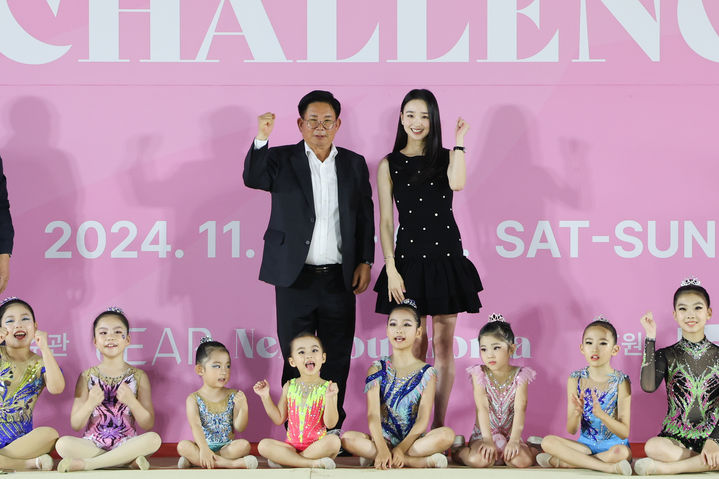 [서울=뉴시스]박강수 마포구청장과 손연재 전 국가대표가 리듬체조 선수들과 기념 촬영하고 있다. 2024.11.03. (사진=마포구 제공) *재판매 및 DB 금지