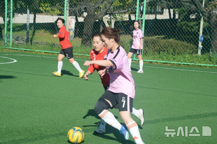 [전주=뉴시스] 강경호 기자 = 3일 전북 전주시 덕진구 덕진체련공원 풋살장에서 개최된 '제2회 뉴시스 언니들 풋살대회'에서 에토FS 선수와 이서골목WFC 선수가 볼 경합을 벌이고 있다. 2024.11.03. lukekang@newsis.com