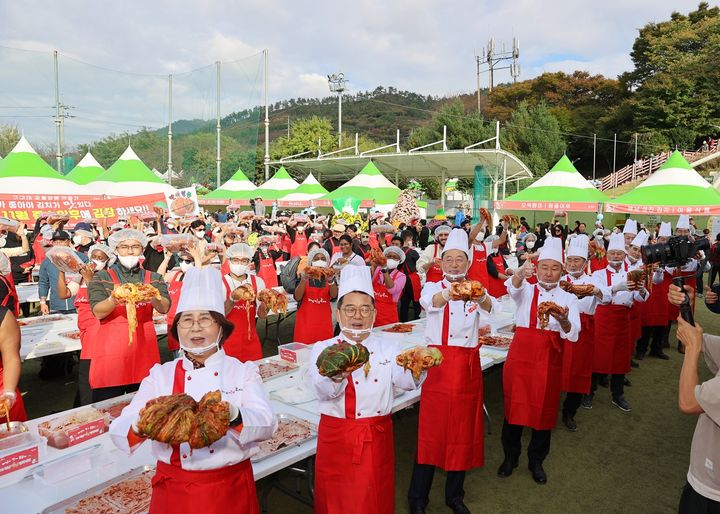 [해남=뉴시스]해남미남축제 '5·15 김치비빔'. (사진=해남군 제공) 2024.11.03. photo@newsis.com *재판매 및 DB 금지