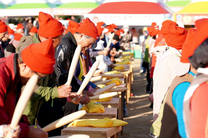 '2024 청송사과축제'에서 '꿀잼 사과 난타'가 열리고 있다. (사진=청송군 제공)  *재판매 및 DB 금지