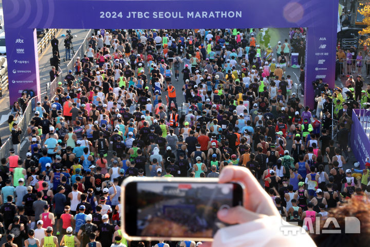 [서울=뉴시스] 김명년 기자 = 3일 오전 서울 마포구 서울월드컵경기장 앞에서 열린 '2024 JTBC 서울 마라톤'에서 달림이들이 힘차게 출발하고 있다. 2024.11.03. kmn@newsis.com