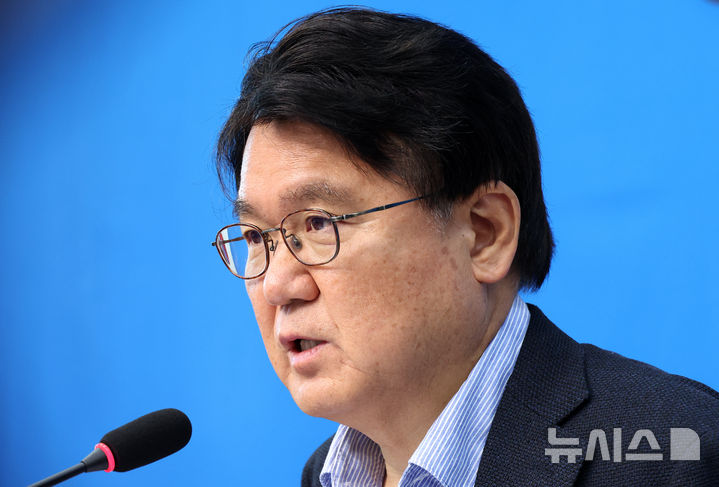 [서울=뉴시스] 조성우 기자 = 황운하 조국혁신당 원내대표가 3일 오전 서울 여의도 국회에서 열린 11월 국회 전략과 전망 관련 기자간담회에서 발언하고 있다. 2024.11.03. xconfind@newsis.com