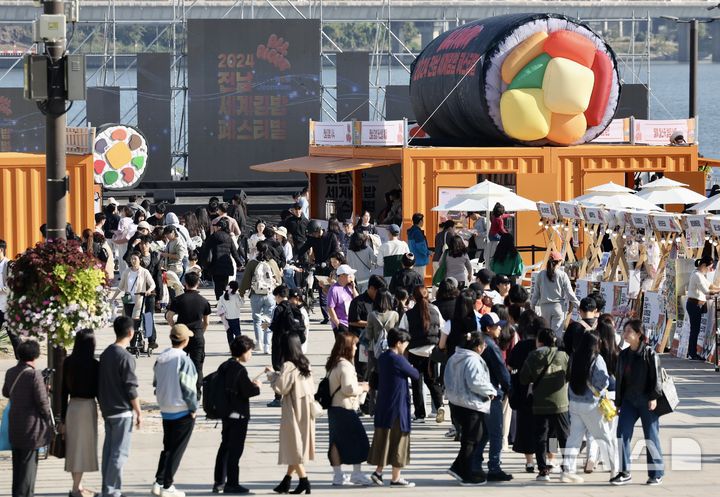 [서울=뉴시스] 김명년 기자 = 3일 오전 서울 영등포구 여의도한강공원 이벤트광장에서 열린 ‘전남 세계 김밥 페스티벌’이 방문객들로 붐비고 있다.  2024.11.03. kmn@newsis.com