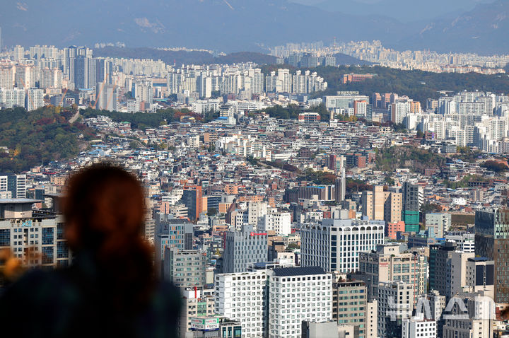 [서울=뉴시스] 김금보 기자 = 서울 아파트 매매가격이 32주 연속으로 상승했으나, 오름폭은 2주째 줄어든 것으로 나타났다.  31일 한국부동산원 10월 넷째 주(28일 기준) 주간 아파트 가격 동향 조사에 따르면, 전국 아파트 매매가격은 0.01% 상승했다. 상승폭은 전주(0.02%)보다 0.01%포인트(p) 줄어들며 보합에 근접했다. 서울의 경우 9월 둘째 주(0.23%) 이후 4주 연속 상승폭이 줄어들다가 10월 둘째 주(0.11%) 깜짝 반등한 뒤 지난주(0.09%) 다시 상승폭이 0.02%p 줄었고, 이번 주 0.01%p 추가 하락했다.  사진은 3일 서울 중구 남산에서 바라본 아파트. 2024.11.03. kgb@newsis.com