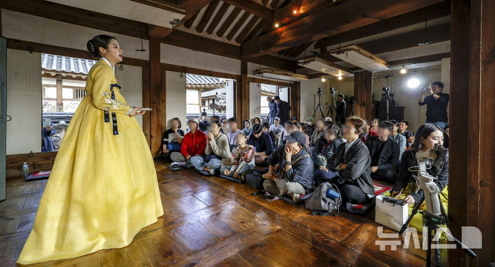 [서울=뉴시스] 정병혁 기자 = 3일 서울 중구 남산골한옥마을에서 열린 제2회 월드판소리페스티벌에서 판소리 공연이 펼쳐지고 있다. 2024.11.03. jhope@newsis.com