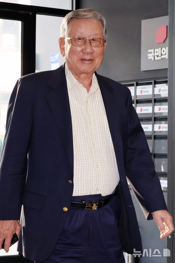 [서울=뉴시스] 조성우 기자 = 주일대사를 지낸 유흥수 국민의힘 상임고문은 최근 일제강점기 조선인 강제노역 현장인 '사도(佐渡)광산' 노동자 추도식에 한국이 참가하지 않은 사태가 벌어진 것과 관련 "한일 쌍방 모두 과거 역사문제를 정치적으로 이용해서는 안 된다"고 밝혔다. 사진은 유 고문이 지난달 3일 오후 서울 여의도 중앙당사에서 상임고문단 비공개 회동에 참석하고 있는 모습. 2024.12.02.xconfind@newsis.com