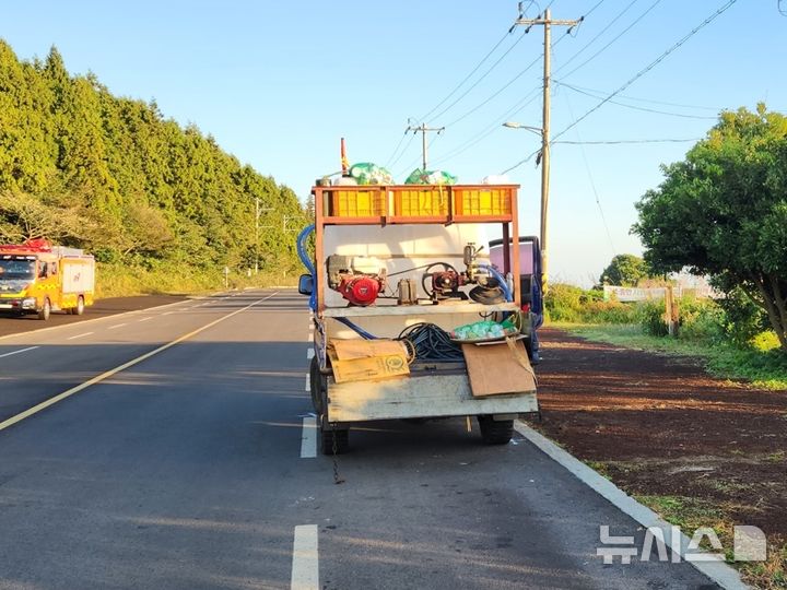 [제주=뉴시스] 4일 오전 제주시 구좌읍 소재 도로에서 1t트럭 적재함에 탑승한 중국인이 추락해 중상을 입는 사고가 발생했다. (사진=제주소방안전본부 제공) 2024.11.04. photo@newsis.com