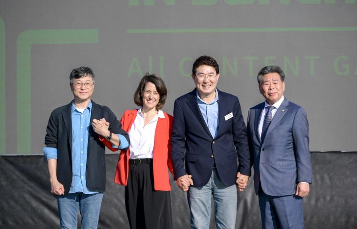 [순천=뉴시스] 3일 열린 2024 글로벌 콘텐츠 페스티벌 in 순천에서 케나즈·오노코리아 두 기업의 순천 이전발표 기념행사가 열리고 있다. (사진=순천시 제공) 2024.11.04. photo@newsis.com *재판매 및 DB 금지