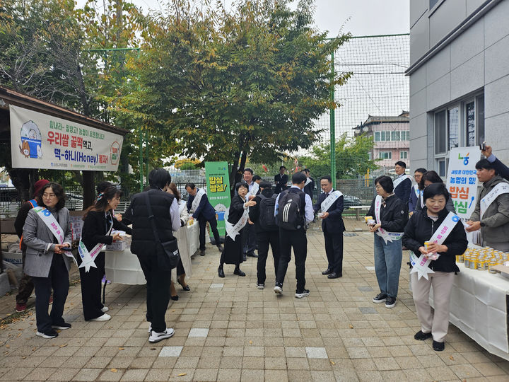 [밀양=뉴시스] 안지율 기자 = 농협 경남 밀양시지부는 관내 고등학교 3학년 학생을 대상으로 힘내라 밀양시 고3, 떡-하니 붙자 행사하고 있다. (사진=농협 밀양시지부 제공) 2024.11.05. photo@newsis.com *재판매 및 DB 금지