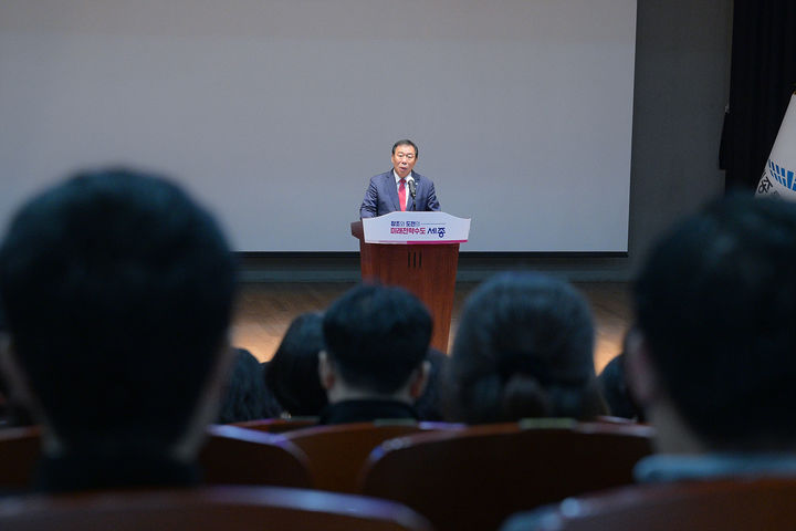 [세종=뉴시스] 직원 소통의 날 이야기하는 최민호 세종시장. (사진=세종시 제공) 2024.11.04. photo@newsis.com *재판매 및 DB 금지