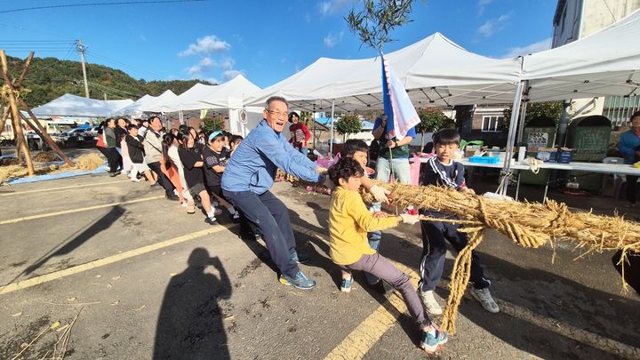 [함안=뉴시스] 함안군, 칠원 구성지구 도시재생 거북성 마을축제 성료.2024.11.04.(사진=함안군 제공) photo@newsis.com *재판매 및 DB 금지