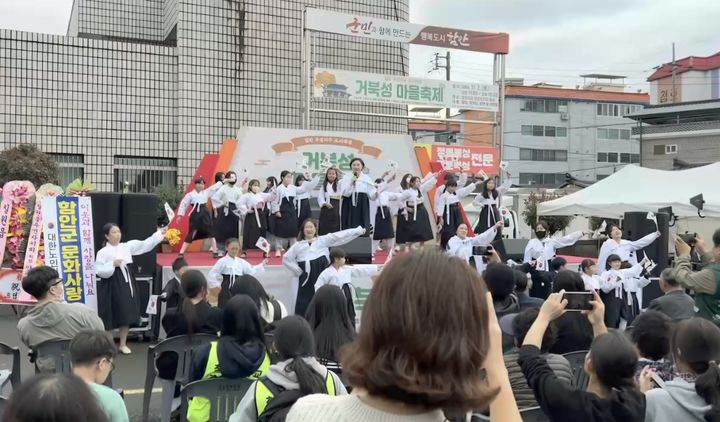 [함안=뉴시스] 함안군, 칠원 구성지구 도시재생 거북성 마을축제 개막식 공연. 2024.11.04.(사진=함안군 제공) photo@newsis.com *재판매 및 DB 금지