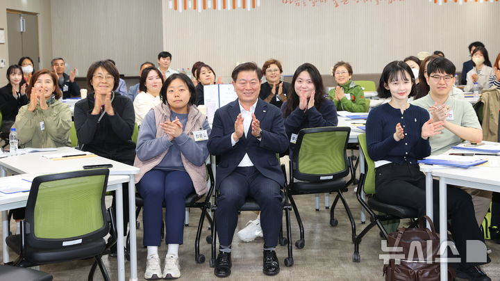 [광명=뉴시스] 박승원 광명시장(사진 가운데)이 4일 평생학습원에서 열린 2024년 공약이행평가단 1차 회의에 참석한 주민배심원들과 기념사진을 촬영하고 있다.(사진=광명시 제공02024.11.04.photo@newsis.com