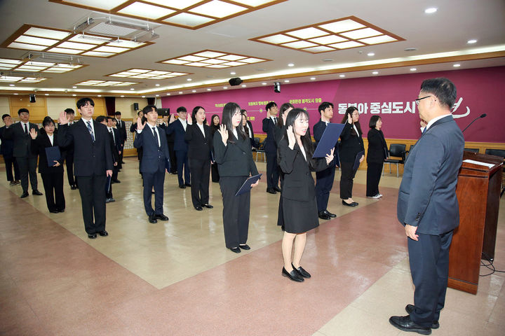 [창원=뉴시스] 강경국 기자 = 홍남표 경남 창원시장이 4일 시청 제3회의실에서 열린 신규 공무원 임용식에서 신규 공무원들과 함께 선서를 하고 있다. (사진=창원시청 제공). 2024.11.04. photo@newsis.com *재판매 및 DB 금지