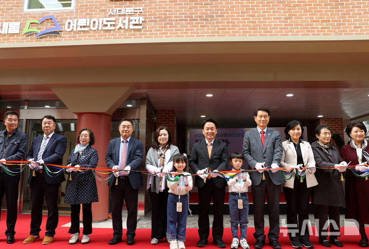 [서울=뉴시스]서울 서대문구는 지난해 10월 리모델링으로 휴관에 들어갔던 '남가좌새롬어린이도서관'이 새단장을 마치고 이달 운영을 재개했다고 4일 밝혔다. (사진=서대문구 제공). 2024.11.04. photo@newsis.com 