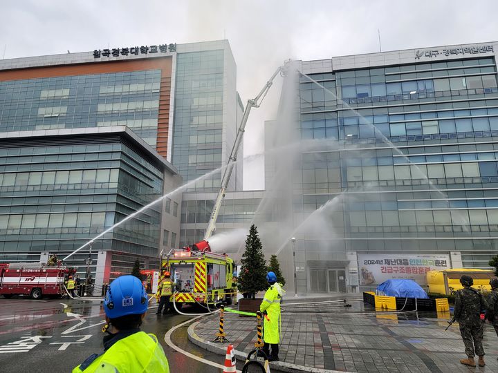 [대구=뉴시스] 대구시 북구는 칠곡경북대학교병원에서 강북소방서와 합동으로 2024년 재난대응 안전한국훈련을 실시했다. (사진=대구시 북구 제공) 2024.11.04. photo@newsis.com *재판매 및 DB 금지