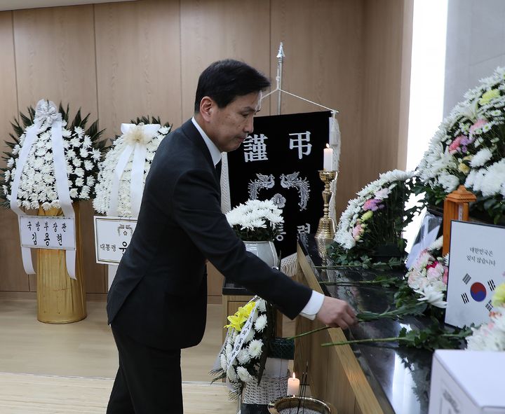 [서울=뉴시스] 김선호 국방부 차관이 4일 국군수도병원을 방문해 국군포로 故 노oo님의 조문을 하고 있다. (사진=국방부 제공) 2024.11.04. photo@newsis.com *재판매 및 DB 금지