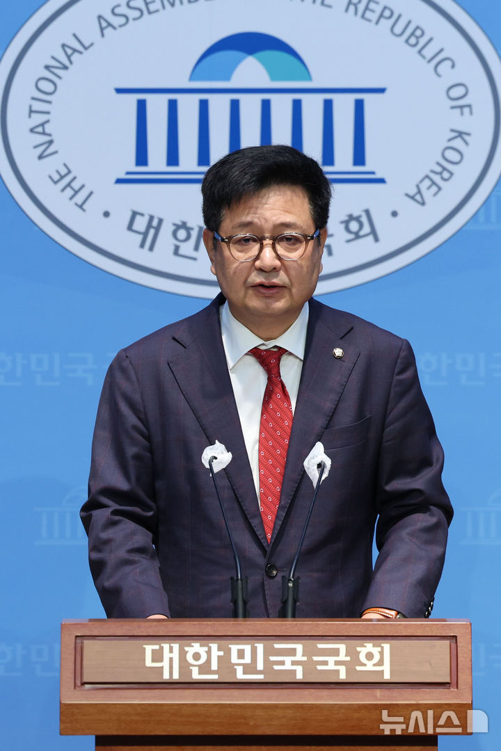 [서울=뉴시스] 권창회 기자 = 김장겸 국민의힘 의원이 4일 오전 서울 여의도 국회 소통관에서 열린 나무위키 투명화법 관련 기자회견에서 발언하고 있다. 2024.11.04. kch0523@newsis.com