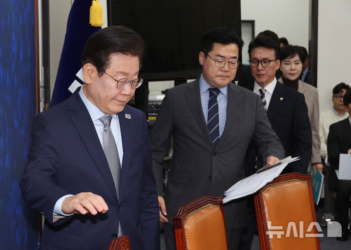 [서울=뉴시스] 고승민 기자 = 이재명 더불어민주당 대표가 4일 서울 여의도 국회에서 열린 최고위원회의에 참석하고 있다. 2024.11.04. kkssmm99@newsis.com