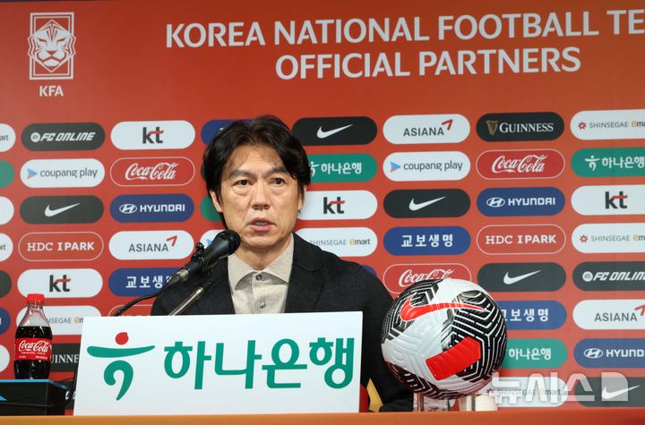 [서울=뉴시스] 고범준 기자 = 홍명보 한국 축구 국가대표팀 감독이 4일 서울 종로구 축구회관에서 2026 FIFA 북중미월드컵 아시아 3차 예선 5, 6차전에 나설 대표팀 명단 발표를 하고 있다. 2024.11.04. bjko@newsis.com