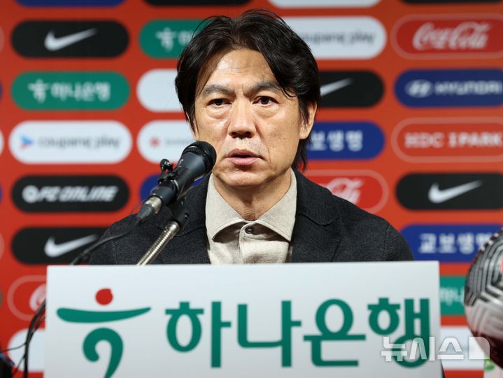 [서울=뉴시스] 고범준 기자 = 홍명보 한국 축구 국가대표팀 감독이 4일 서울 종로구 축구회관에서 2026 FIFA 북중미월드컵 아시아 3차 예선 5, 6차전에 나설 대표팀 명단 발표를 마치고 취재진 질문에 답변하고 있다. 2024.11.04. bjko@newsis.com