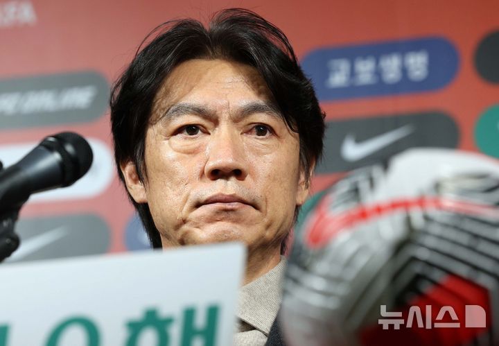 [서울=뉴시스] 고범준 기자 = 홍명보 한국 축구 국가대표팀 감독이 4일 서울 종로구 축구회관에서 2026 FIFA 북중미월드컵 아시아 3차 예선 5, 6차전에 나설 대표팀 명단 발표를 마치고 취재진 질문을 듣고 있다. 2024.11.04. bjko@newsis.com