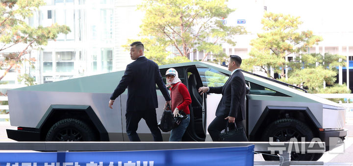 [인천공항=뉴시스] 김혜진 기자 = 그룹 빅뱅 지드래곤이 샤넬 2024/25 크루즈 레플리카 쇼 참석을 위해 4일 오후 인천국제공항을 통해 홍콩으로 출국하고 있다. 2024.11.04. jini@newsis.com