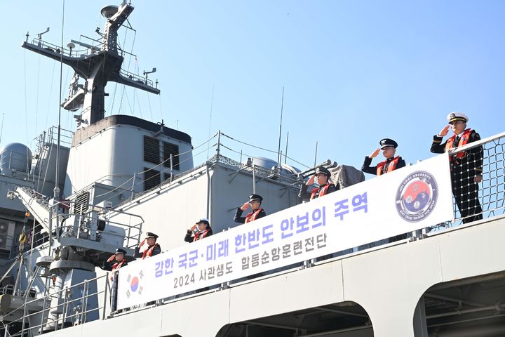 [서울=뉴시스] 4일 경남 진해 군항에서 열린 육·해·공군·국군간호사관생도 합동순항훈련전단 출항 환송식에서 육·해·공군·국군간호사관생도들이 군수지원함 대청함(AOE)에서 출항 전 경례하고 있다. (사진=해군 제공) 2024.11.04. photo@newsis.com *재판매 및 DB 금지